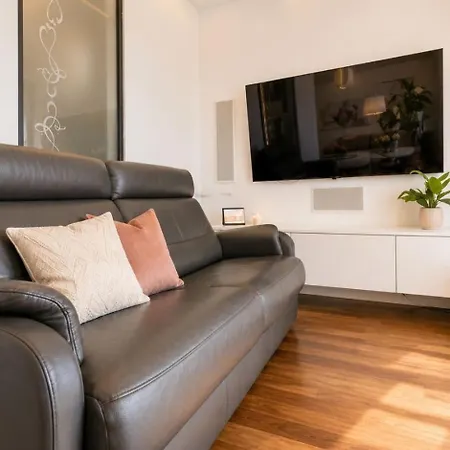 Celna Riverside Prestige 2br Free Parking شقة *