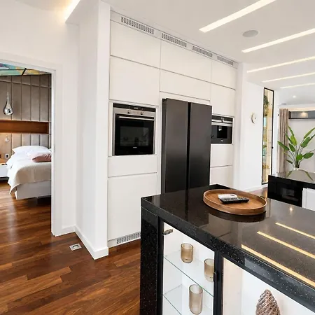 Celna Riverside Prestige 2br Free Parking Apartment *